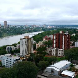 Blick aus dem Hotel hinüber nach Paraguay (der Fluss bildet die Grenze)