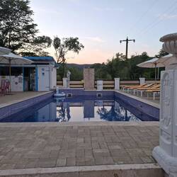 Zum Campingplatz gehört dieser Pool