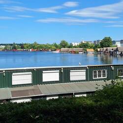 Blick auf die Bootshäuser Schwerin mit Graureiher auf dem Dach