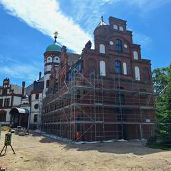 Das Schloss Wiligrad wird aufwändig saniert - kein Zutritt
