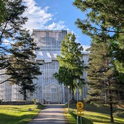 Die größte Holzkirche der Welt in Arbeitskleidung