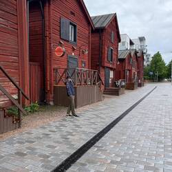 Posen auf der Hafenpromenade