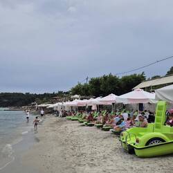 Etwas eng am Strand von Kallithea