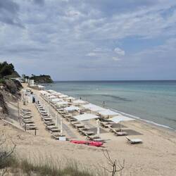 Am Strand des 'Sani Beach Resort' ist wieder mehr Platz
