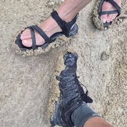 Und nach einem Regenschauer klebt der tonhaltige Boden großflächig am Schuh
