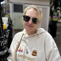 Angi beim Warten auf das Cable Car
