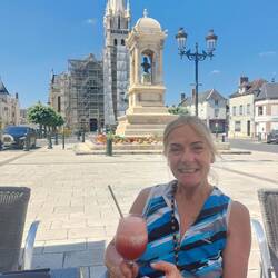 Brigitte freut sich über ihren geeisten beerigen Fruchtcocktail für kleine Mädchen
