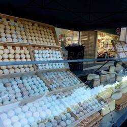 Chevre überall. Ziegenkäse gibt es in jeder Form. Formidable!