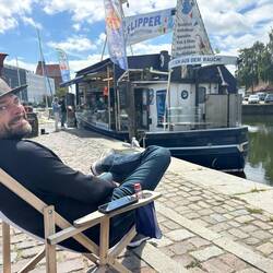 Toto geniesst die Sonne.
