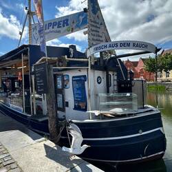 Der Fisch wird direkt auf dem Boot geräuchert.