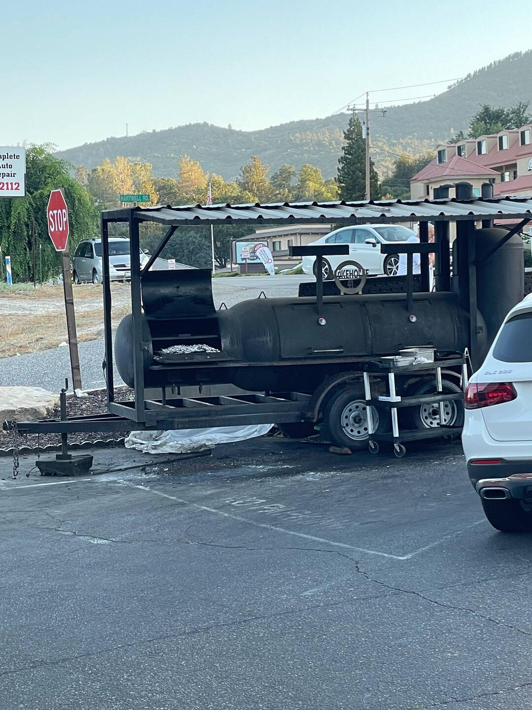 Der Smoker des Restaurants stand direkt auf dem Parkplatz vor dem Eingang