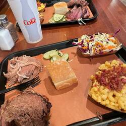 Unser Abendessen - Brisket, Pulled Pork und Tri-Tip, dazu Coleslaw und Mac'n'Cheese