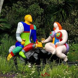 Colorful picnicing couple 😊