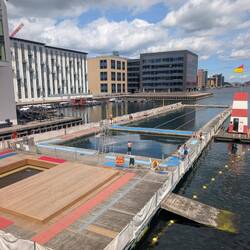 Schwimmbad in der City im Meer