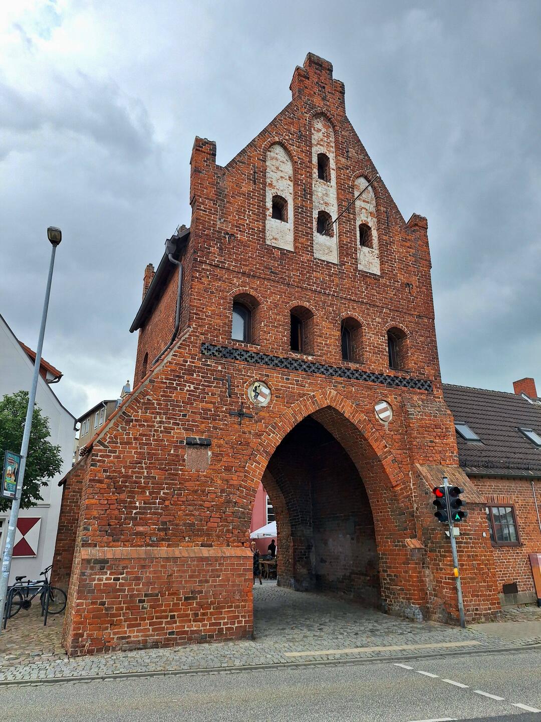 Das Wassertor (um 1450) am Alten Hafen Wismar