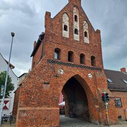 Das Wassertor (um 1450) am Alten Hafen Wismar