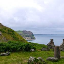 Schöne Bucht mit Ruine eines Farmhauses