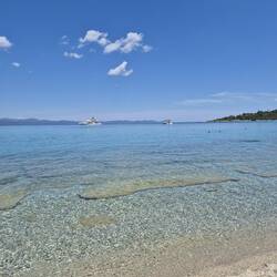 Mit glasklarem Wasser