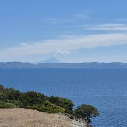 Blick auf Sithonia (mittlerer Finger) und den Berg Athos (dritter Finger)
