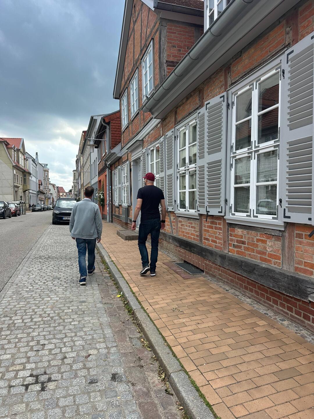 Bernd begleitet uns noch bis zur Abfahrt.