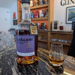 Stimmt zumindest für den 12 Jährigen aus 2025 - Gewinner der World Whisky Awards!