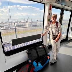 Start ist auch geglückt - Skytrain fàhrt von T3 (Parkhaus) nach T1 (Abflug)