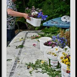...und fleißige Hände machen daraus kunstvolle Blumenkränze