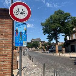 Tout le centre ville est jalonné de panneaux comme celui ci. Pourquoi donc ?