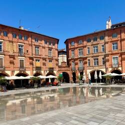 La place nationale et ses doubles rangées d'arcades, sur les quatre côtés