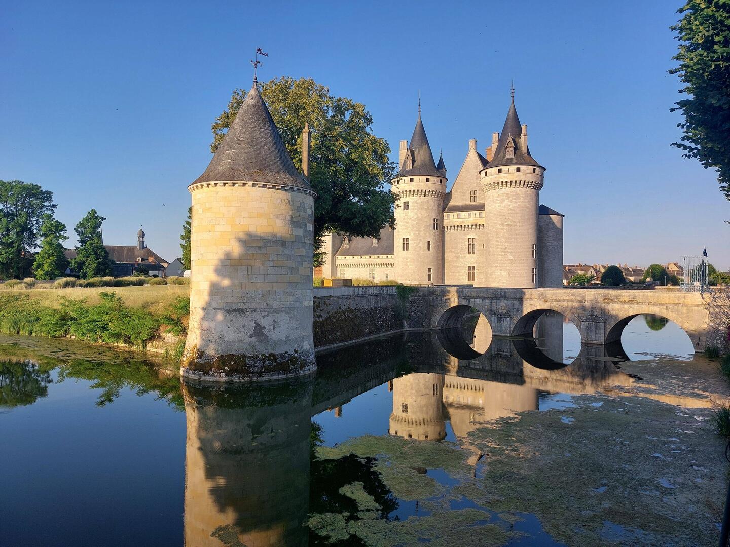 Schloss von Sully sur Loire. In Wahrheit hat jeder Ort ein Schloss!