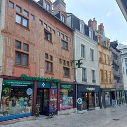 Mittelalter trifft Neuzeit. Realität in Orleans