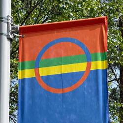 Sámi-Flagge — die offizielle Flagge des samischen Volkes.