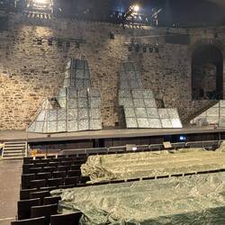 Die beeindruckende Opernbühne, aufgebaut für das Opernfestival. Dieses Jahr mit Nabucco