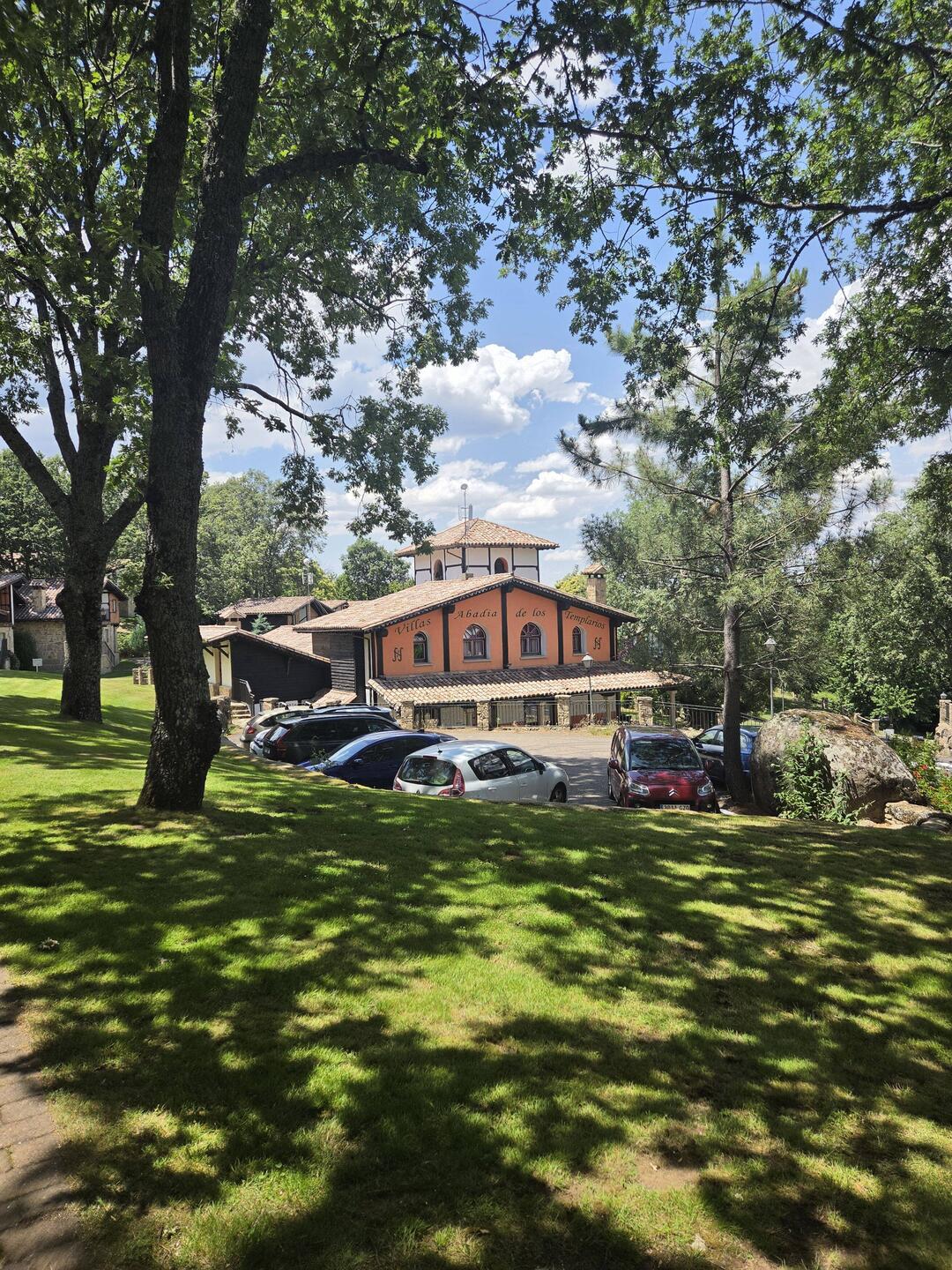 HQ : dining hall , bar & meeting room