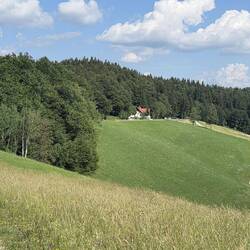 Unsere Hütte in Aussicht - das Haus mit dem roten Dach 🙂