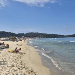 Mit langem Sandstrand