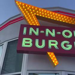 Der neu eröffnete, größte In-n-Out Burgerladen in Las Vegas