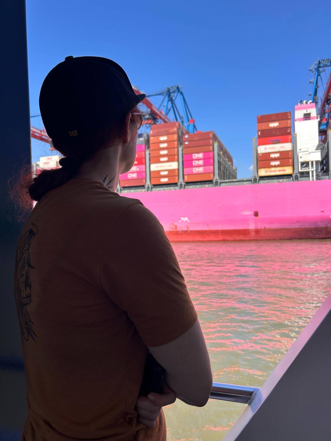 Zisi bestaunt die "One Infinity", eines der ganz grossen Containerschiffe.