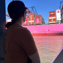 Zisi bestaunt die "One Infinity", eines der ganz grossen Containerschiffe.