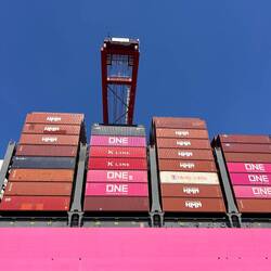 Die infinity wird gerade beladen.