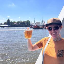 Prost mit einem Alsterwasser auf die Hafenrundfahrt.