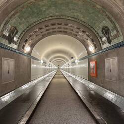 Nach der Hafeneinfahrt machen wir noch einen Abstecher in den Elbtunnel - schön kühl hier unten.