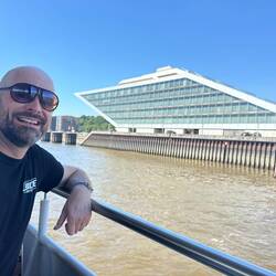 Spannende Architekturen am Hafen entlang.