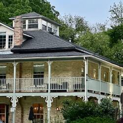 The Little Inn ->see the penthouse on top