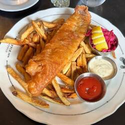 Pickerel fish, fries & coleslaw