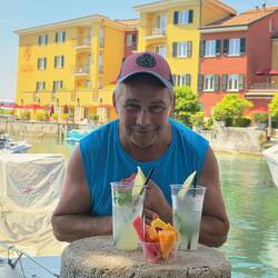 Ok I didn't know this guy, but these were his drinks and I thought it a good photo op😊.