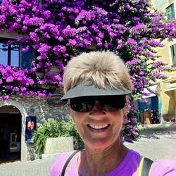 OMG the flowers covered this building (and they match my shirt 😉).