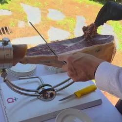 How an expert cuts a ham
