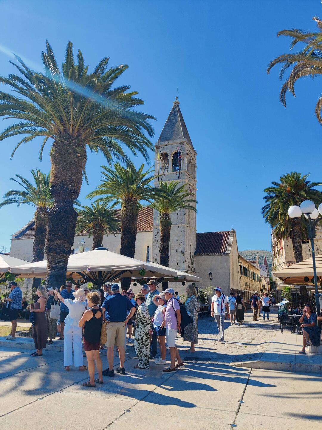 Gruppen sämtlicher Sprachen ziehen durch die Stadt ..