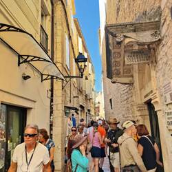Diese Gasse ist bekannt aus Winnetou und in einem Haus wurde Games of Thrones gedreht